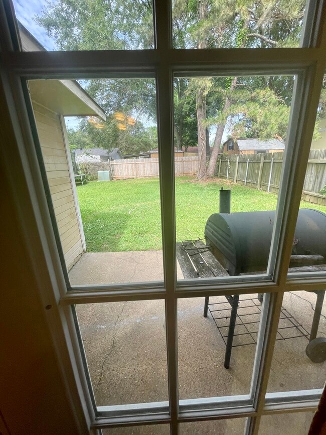 Building Photo - 9025 Cedar Ridge Dr