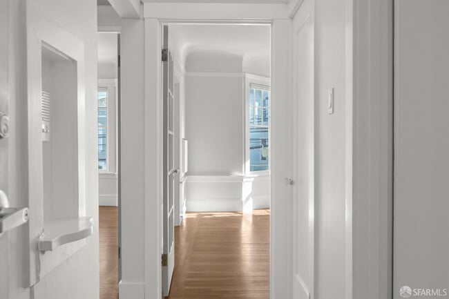 Building Photo - 1166 S Van Ness Ave