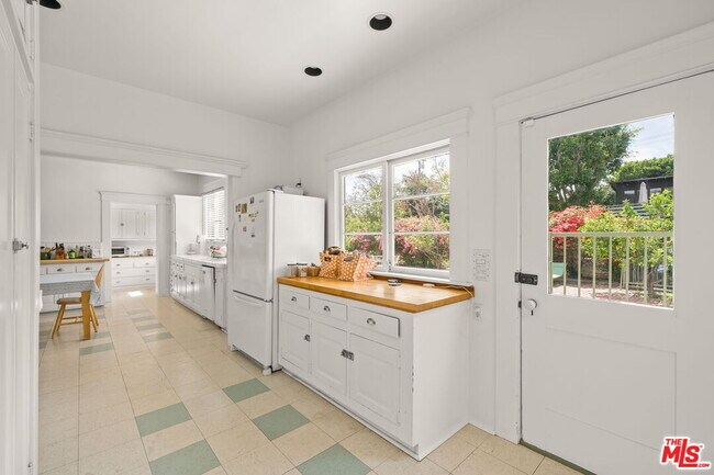 Building Photo - 801 N Rodeo Dr