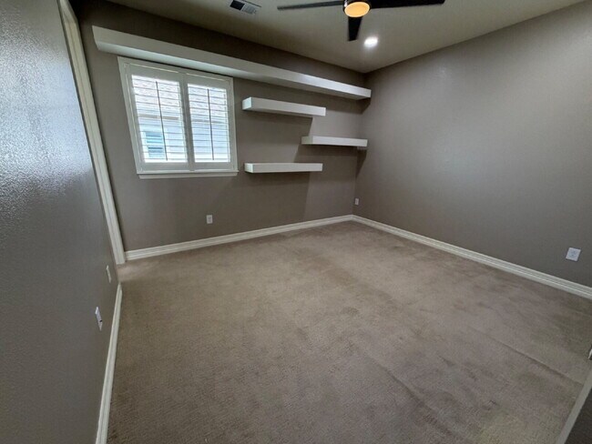 Building Photo - "Luxurious 5-Bedroom Haven in Broomfield with Stunning Granite Finishes & Cozy Fireplace!"