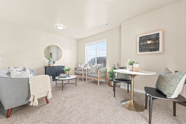 Building Photo - 5 Bedroom 2.5 Bath FOUR CAR GARAGE Eagle, ...