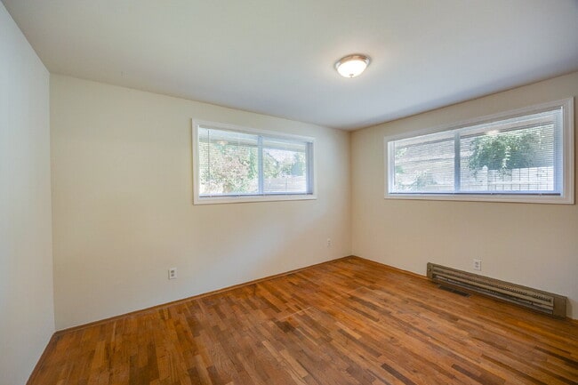 Building Photo - Charming House For Rent in Burien! Full Si...