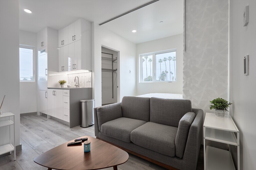 Building Photo - 2929 S La Brea Ave