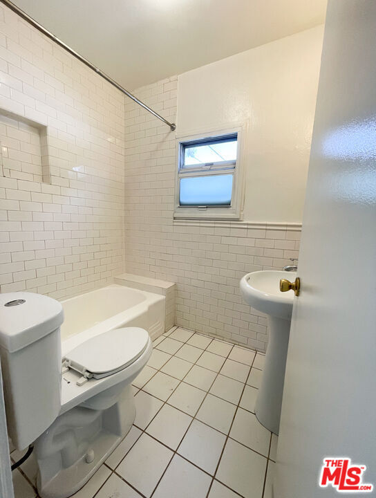 Building Photo - 843-844 Huntley Dr