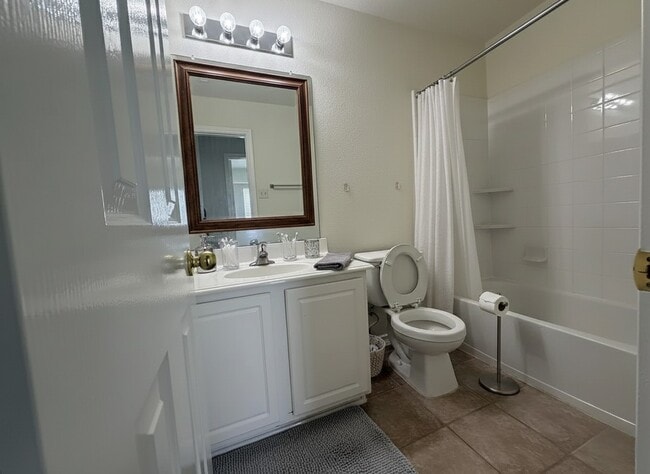 Building Photo - 16623 Newglen Ln