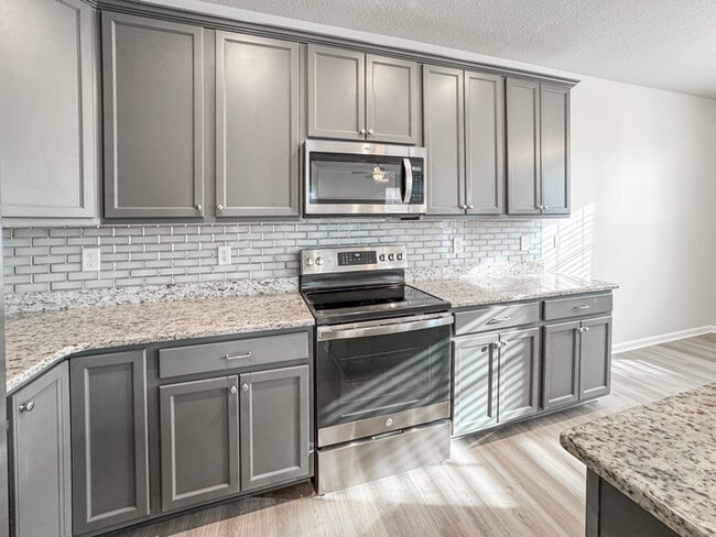 Building Photo - RENOVATED 4 BEDROOM/3 BATH IN VIRGINIA BEACH! READY FOR RENT!!