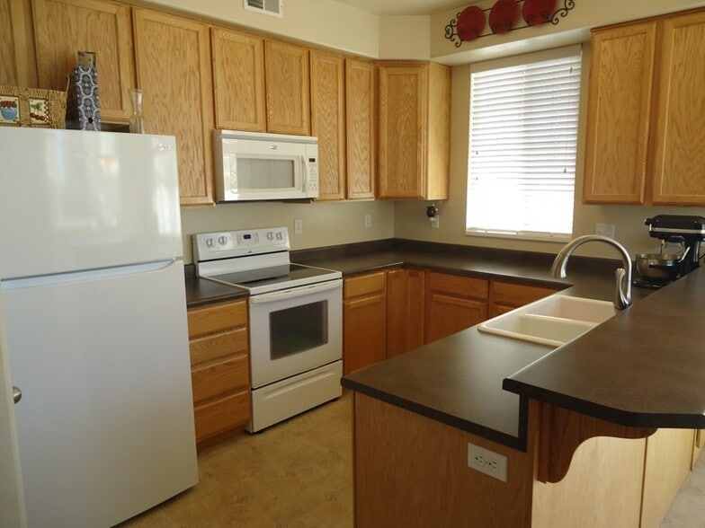 Building Photo - 977 Chelsea Ln