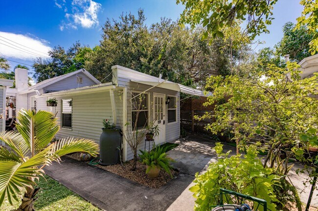 Building Photo - 808 N Palmway