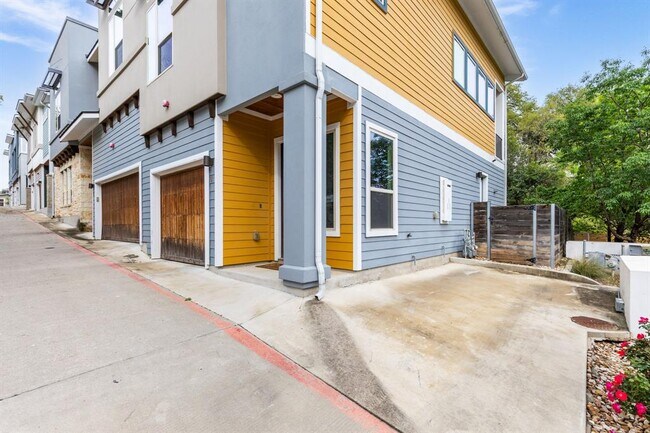 Building Photo - 404 W Alpine Rd
