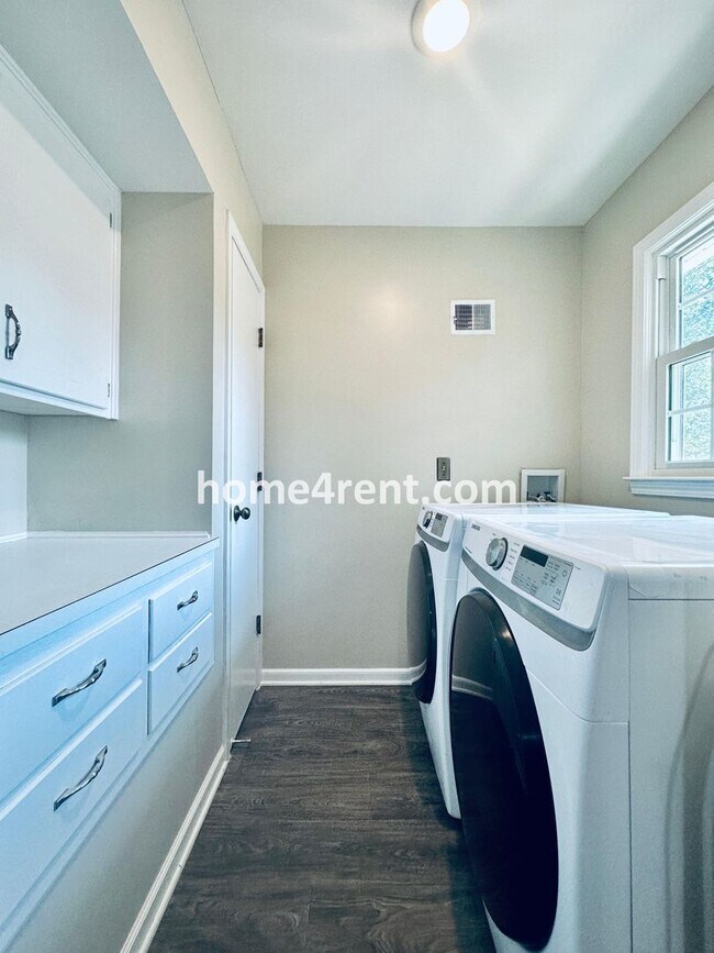 Building Photo - Cozy Ranch Home in Shawnee w/ Plenty of Natural Light, Wood Floors Throughout and an Updated Kitc...