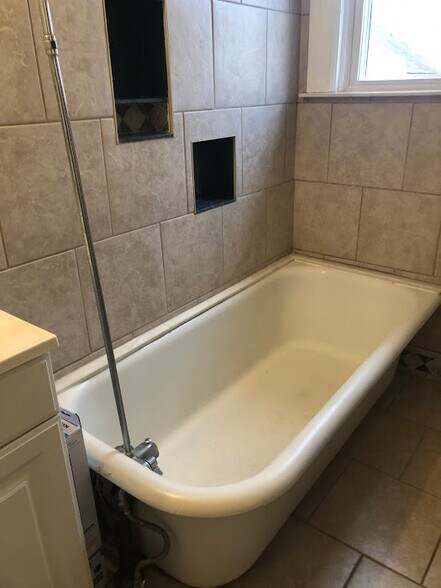 Large Soaking Tub/Shower Combo - 1108 George
