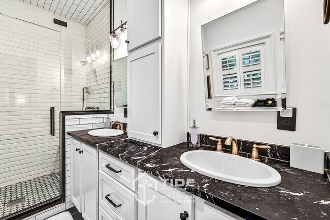 Building Photo - Live in the Heart of Harleston Village!