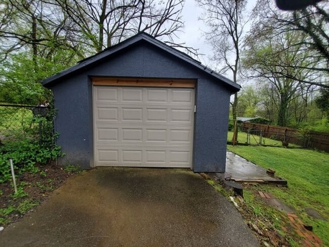 Building Photo - Prime East Nashville Living!