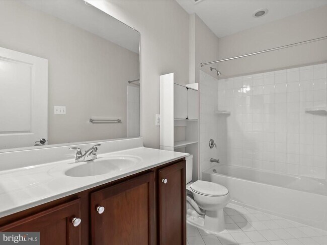 Building Photo - 5803 Lois Ln