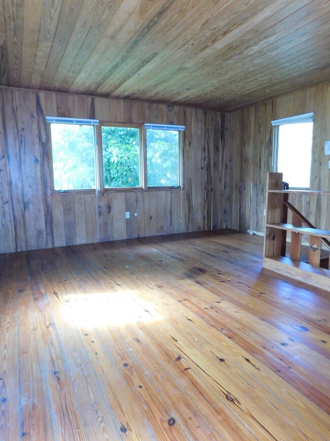 Building Photo - Gorgeous Rustic Home in Alachua!