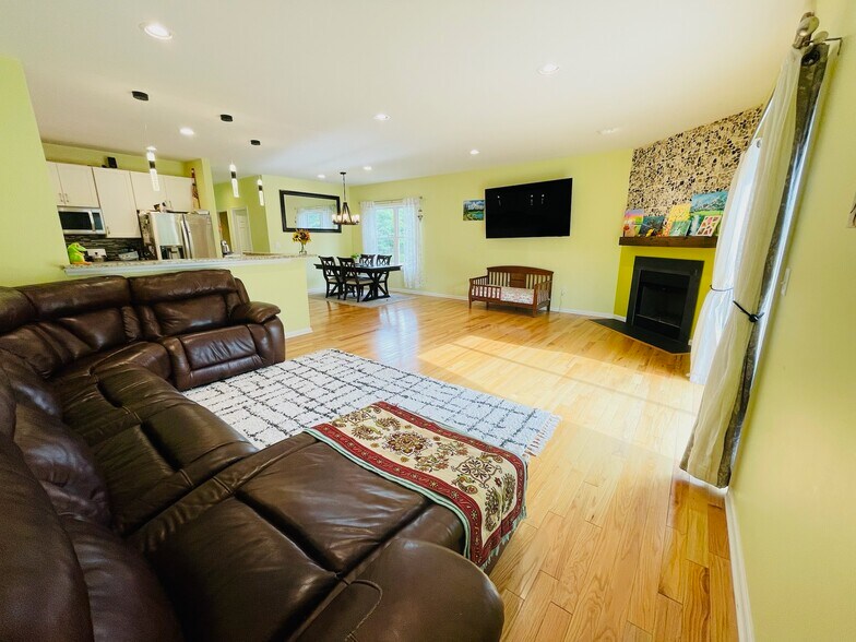 Building Photo - 2 Decroce Ct
