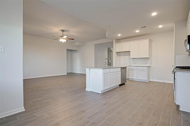 Building Photo - 939 Summer Vlg Wy
