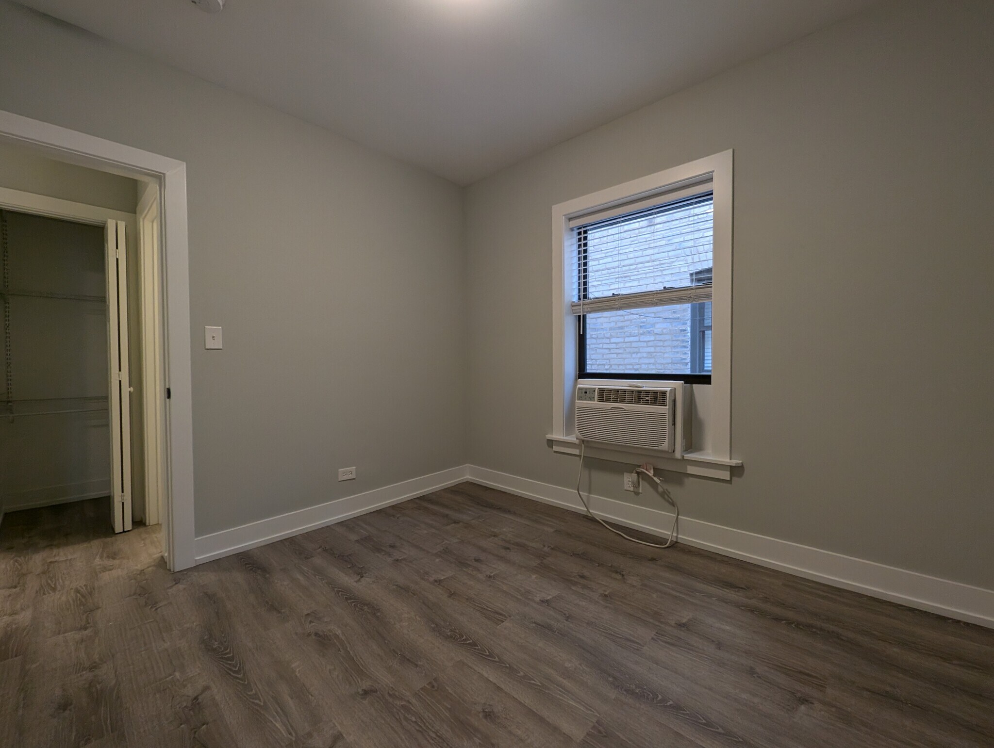 Building Photo - 711 W Brompton Ave