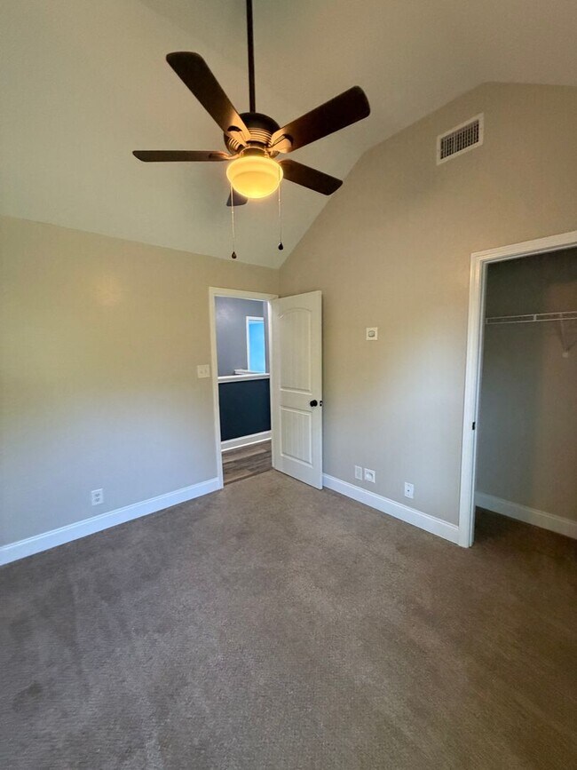 Building Photo - Large 4 Bedroom 2 1/2 Bath Pet Friendly Home For Rent!