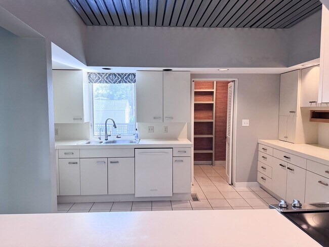 Building Photo - Historical Duplex - Spacious 3 Bedroom, 2.5 Bath Duplex with fenced in private patio.