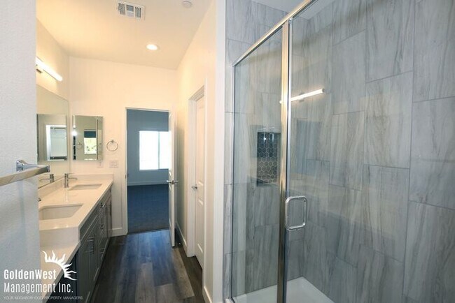Building Photo - Modern 4Bdm 4.5 Ba Townhome in Desirable Las Vegas Community