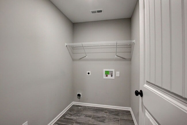 Building Photo - Sharp 4 bedroom HUGE house off exit 1 of I 24