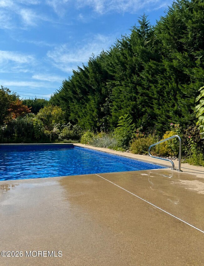 Building Photo - 81 Hollywood Ave