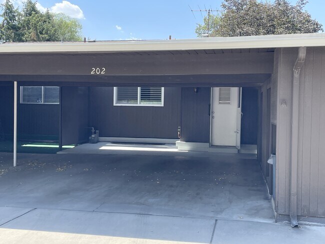 Building Photo - 852 E Three Fountains Dr