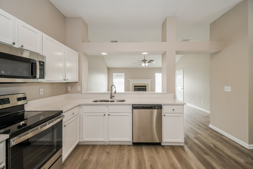 Building Photo - 383 Summit Dr