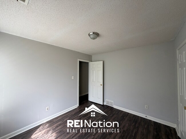Building Photo - MEMPHIS CHARMER! | Vaulted Ceilings & Hardwood Floors | 3 Bed / 2 Bath & 2-Car Garage