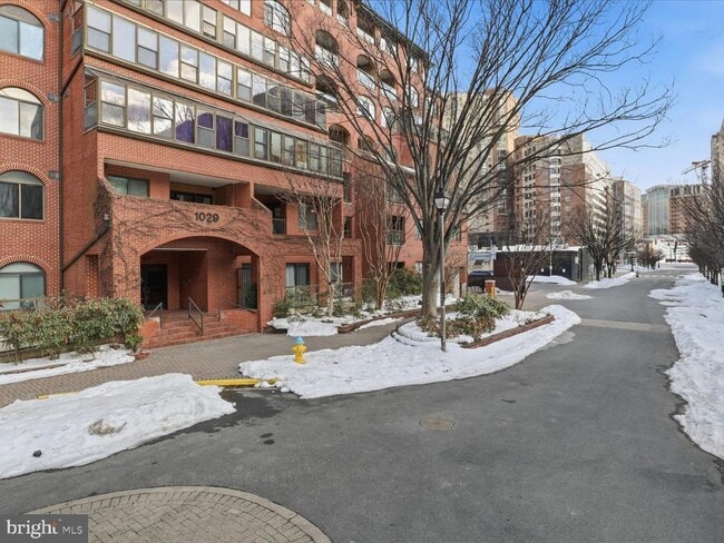 Building Photo - 1029 N Stuart St