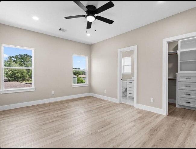 Building Photo - 102 Schade Ln