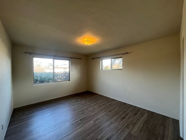 Building Photo - Cute 3 Bedroom 2 Bathroom Home In The Desi...