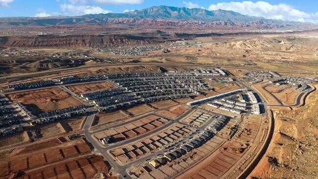 Building Photo - Room for Everything! 5 Bedroom Plus Den Home in Long Valley