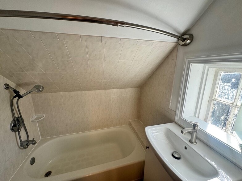 Building Photo - 8 Allen St