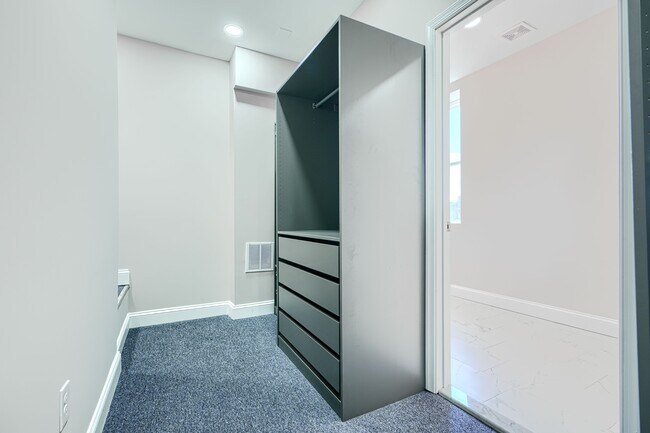 Building Photo - Homewood