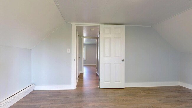 Building Photo - 10 Riverbank Ct