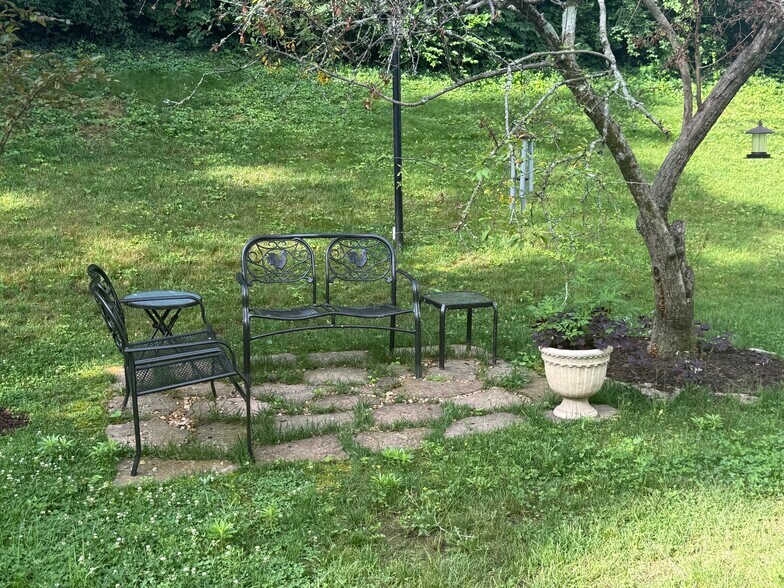 Lots of places to sit around the complex - 226 Hillsboro Pl