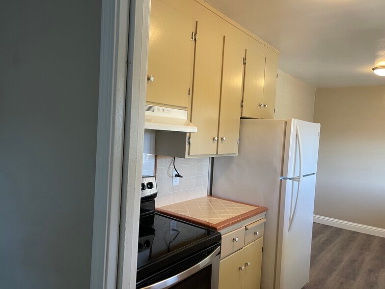 Building Photo - 755 E Duane Ave