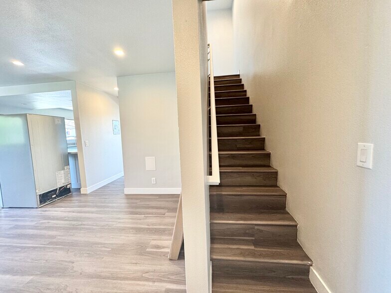 Building Photo - 619 N Kingsley Dr