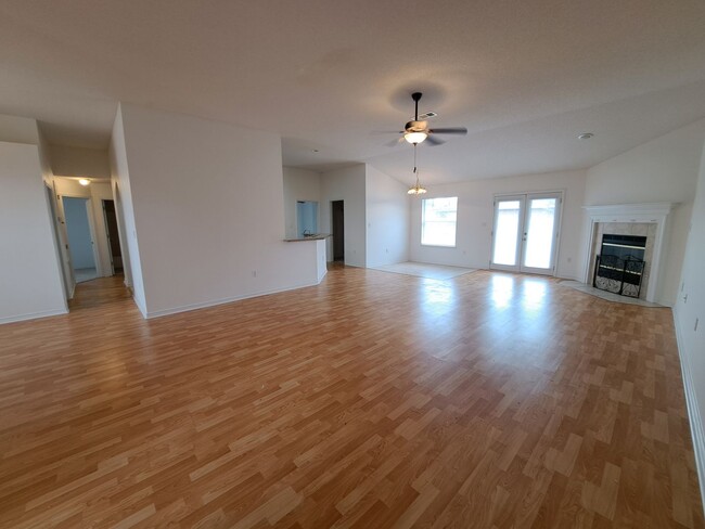 Building Photo - Recently renovated 4BR/3BA close to NAS an...