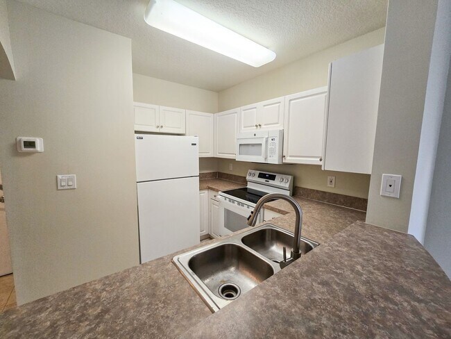 Building Photo - 1 bedroom condo in a resort like community