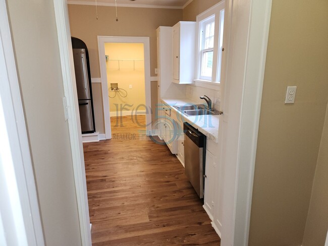 Building Photo - Addorable Newly Updated 3 Bedroom 2 Bathroom Hillcrest Cottage Minutes From UAMS!!!