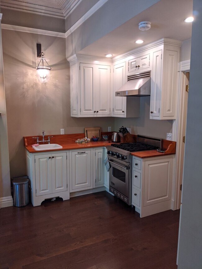 Building Photo - Back Bay FURNISHED 1 bedroom for 9/1