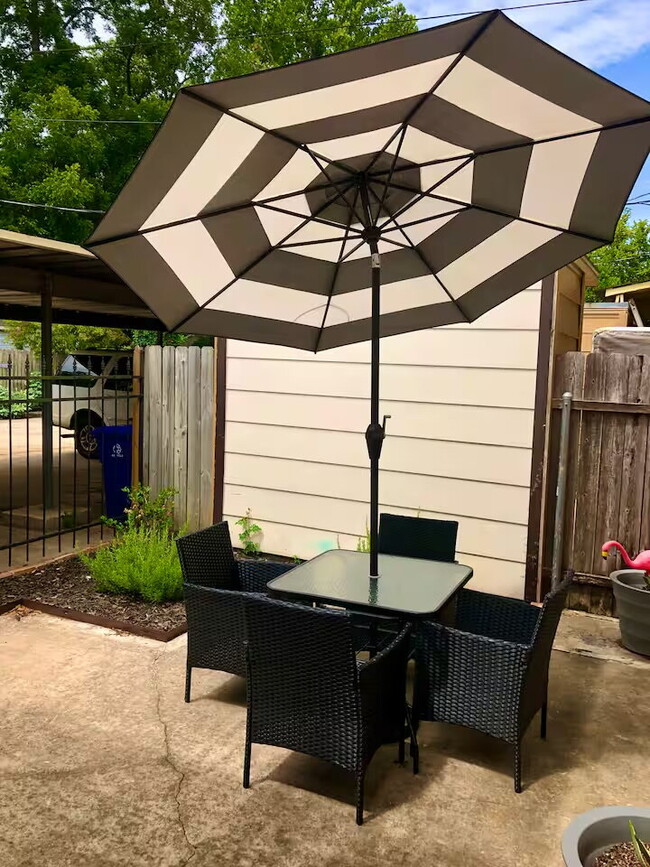 Building Photo - 253 E Stephenson St