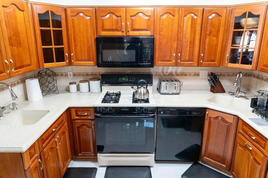 Building Photo - 1042 E 93rd St