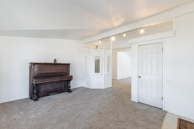 Building Photo - TENTATIVELY RENTED Rare Home, 3 Bedrooms, 2 Bathrooms, Rural Setting