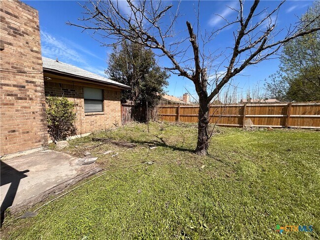 Building Photo - 2204 Lamplight Dr