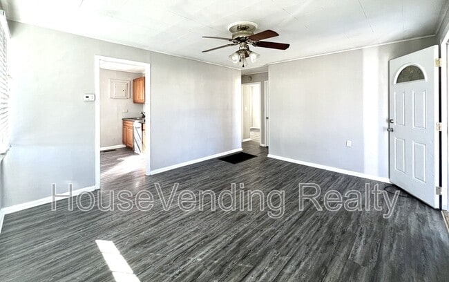 Building Photo - 407 Douglas Ave