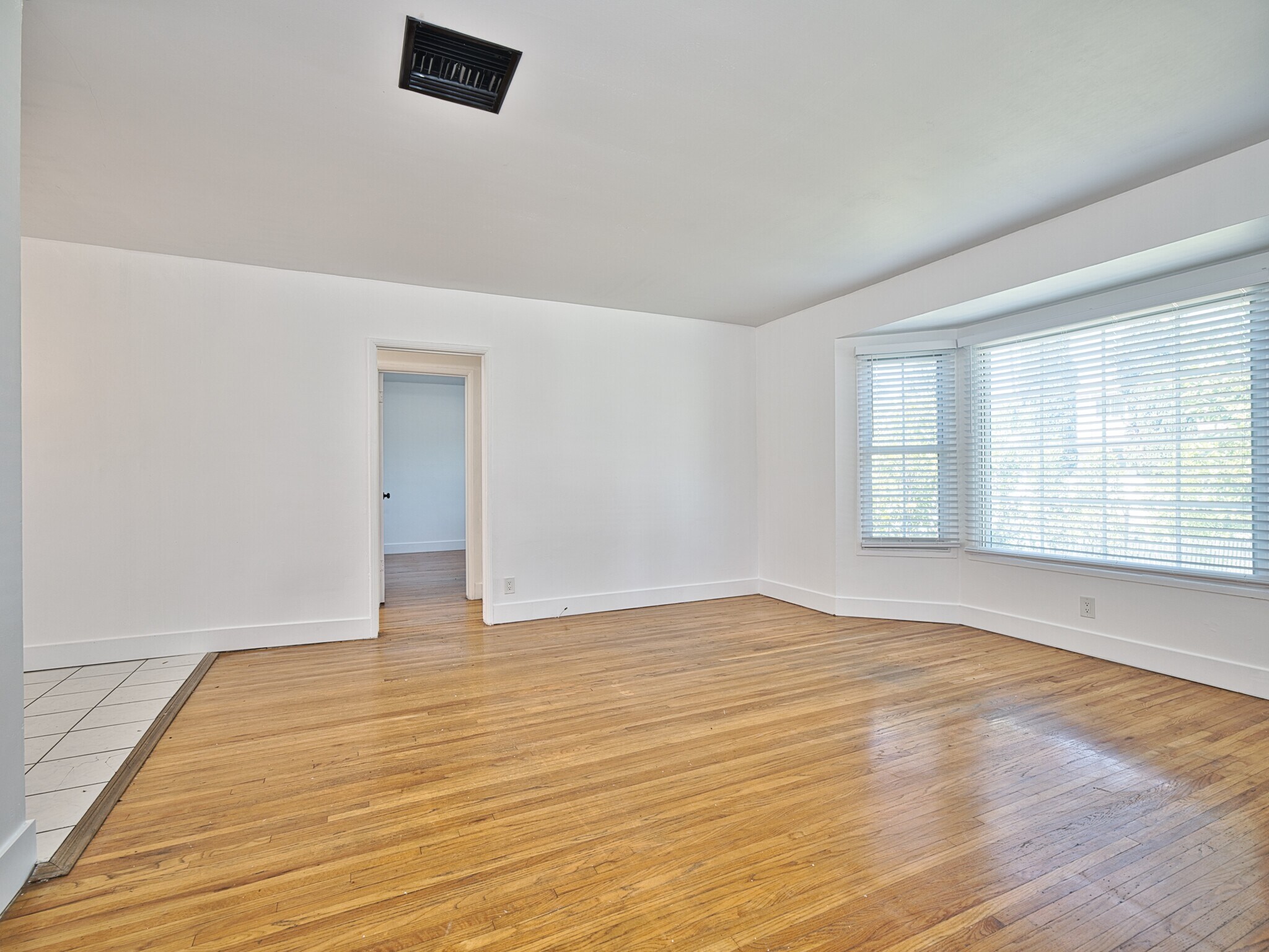Building Photo - 6153 Clybourn Ave